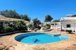 Charming villa with pool and cozy guesthouse near Boliquieme